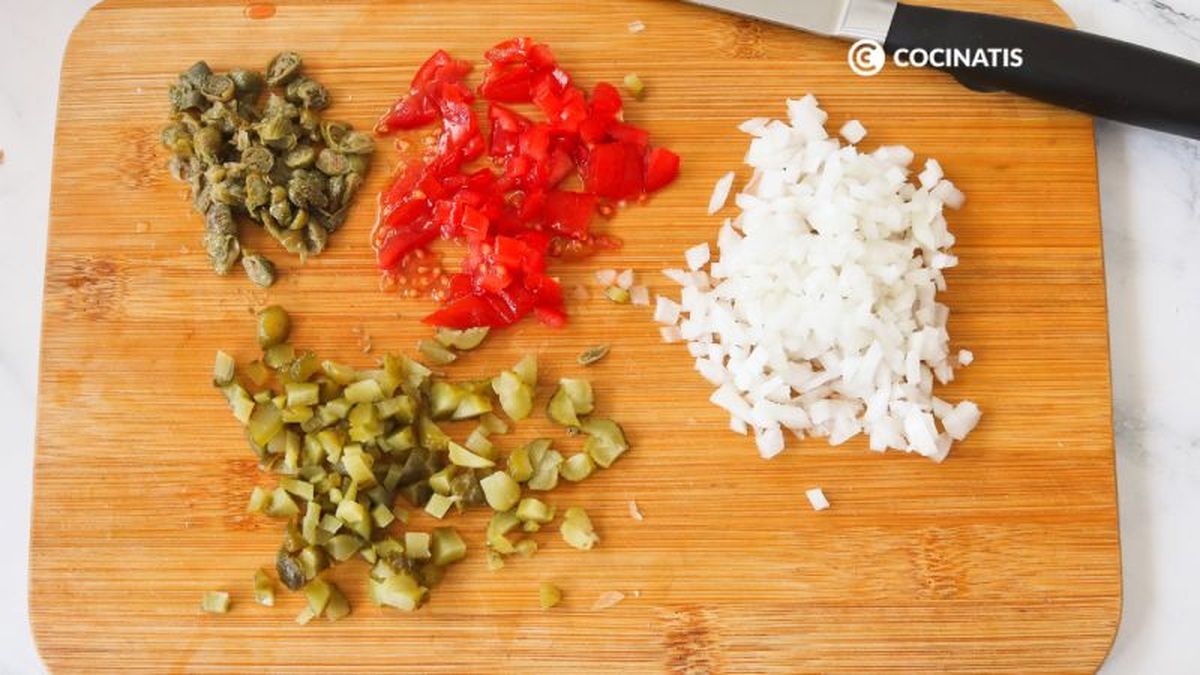 Picamos la cebolleta, los tomates y los encurtidos