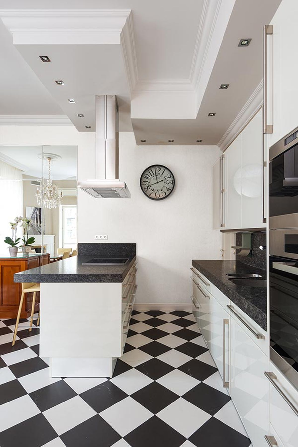 cocina blanca y negra suelo ajedrez 1