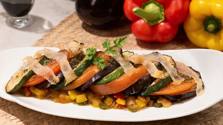 La ratatouille terminada, recién salida del horno, con las verduras bien integradas y el montaje ya asentado.