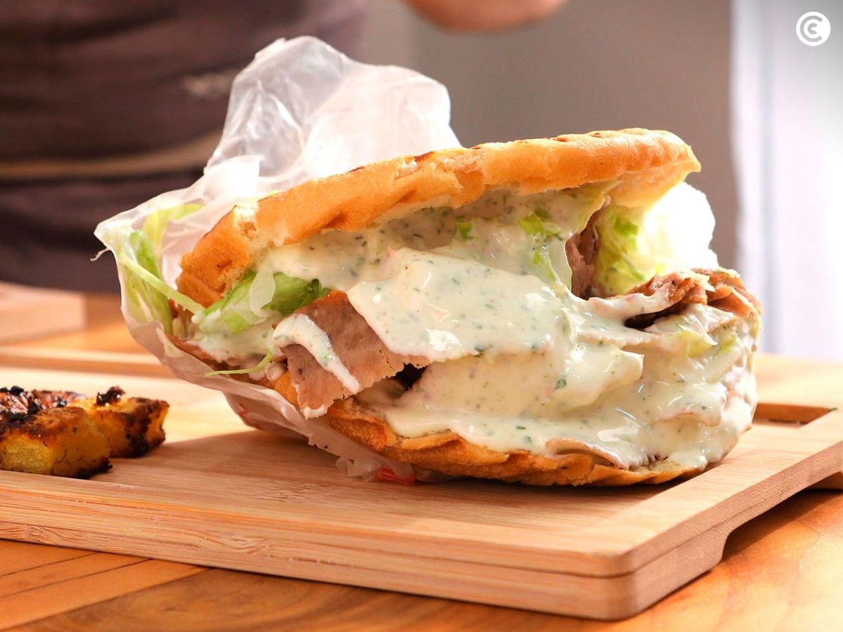 Kebab con  salsa blanca