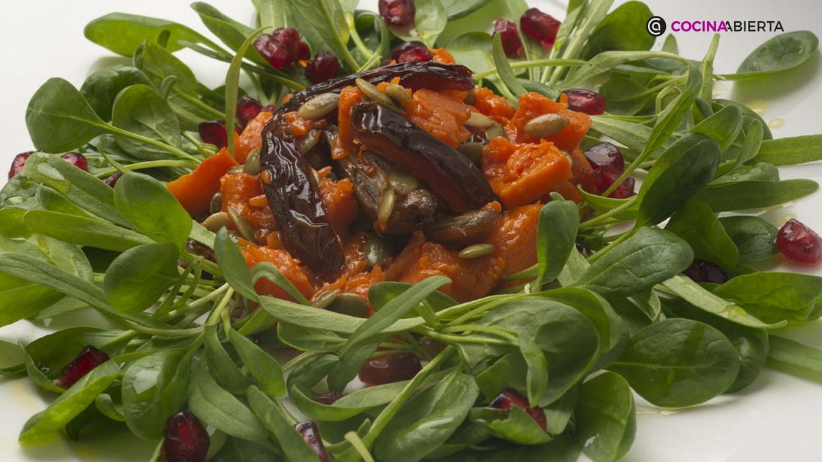 Una idea de plato templado de otoño es la ensalada de espinacas con calabaza