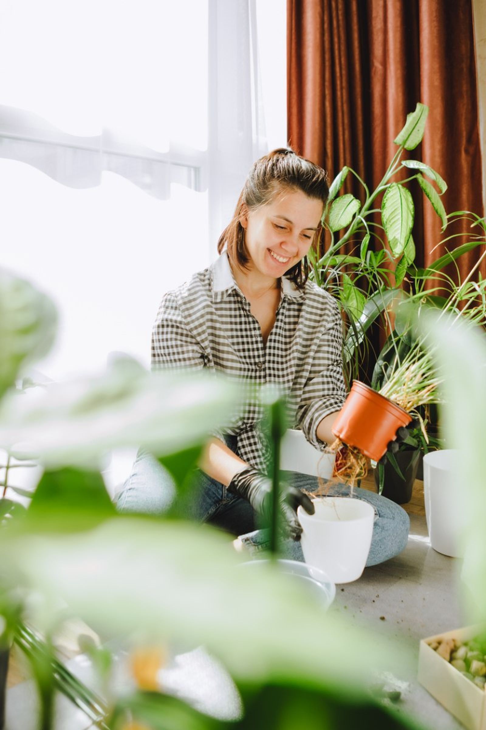 Mujer con sus plantas de interior