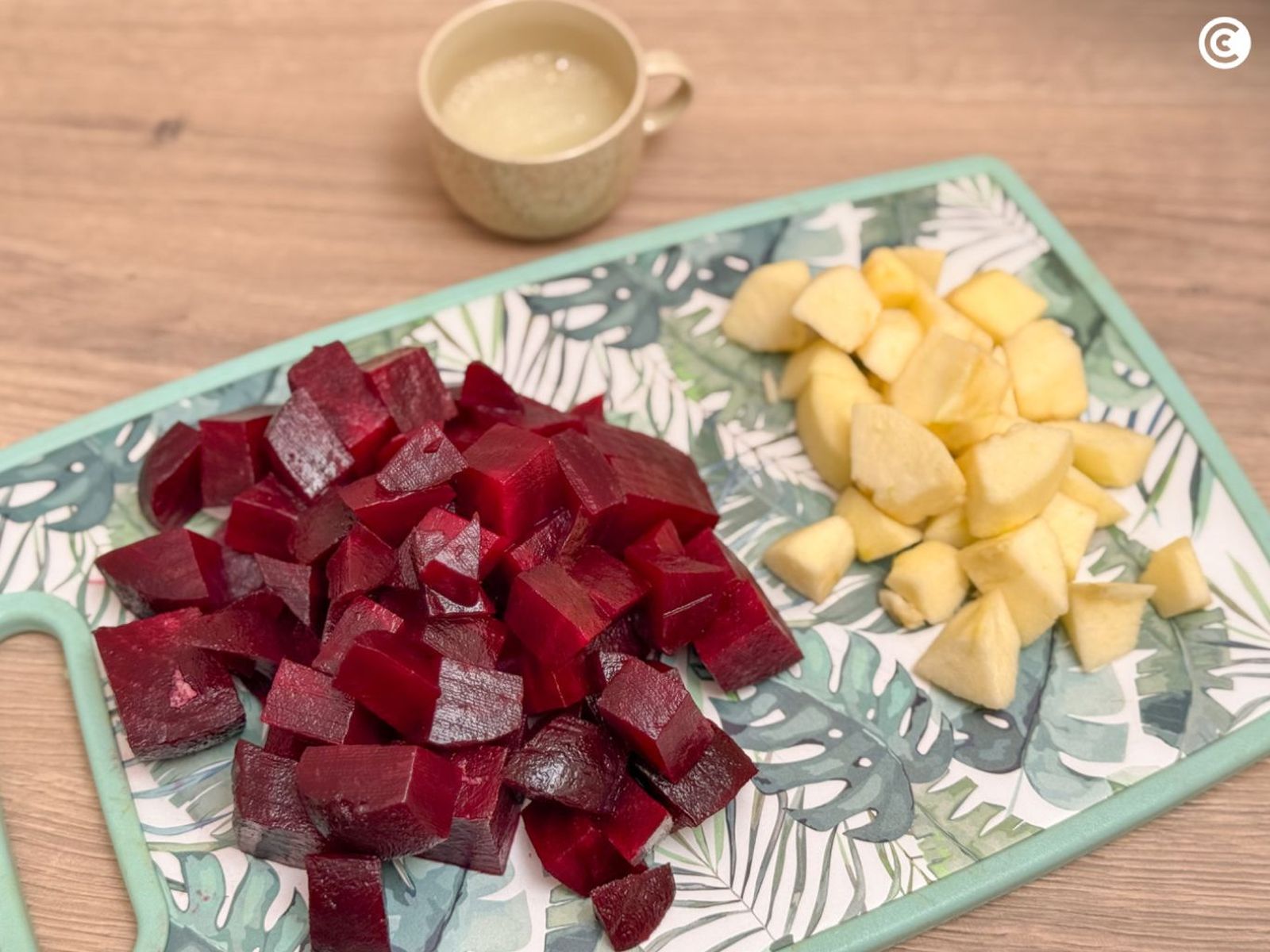 Manzana y remolacha en dados para hacer zumo