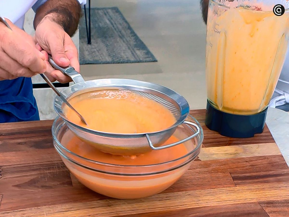 Cuela la sopa de tomate