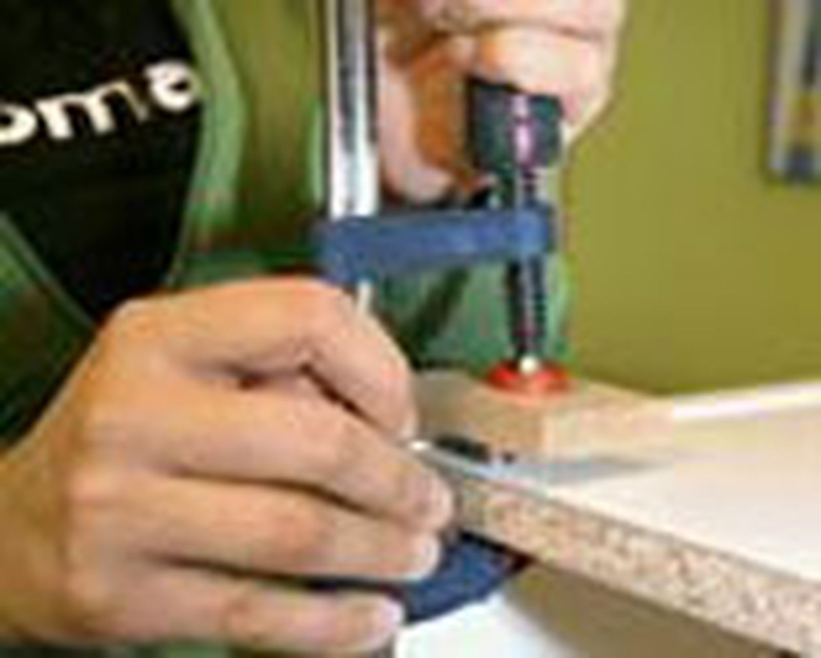 Brico 0487 2 colocacion pata roscada niveladora paso 4 Brico 0487 2 colocacion pata roscada niveladora paso 4