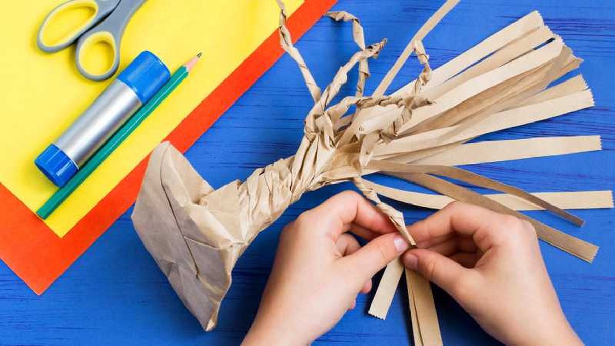 Tercer paso para hacer el árbol de cartón, elaborar las ramas.