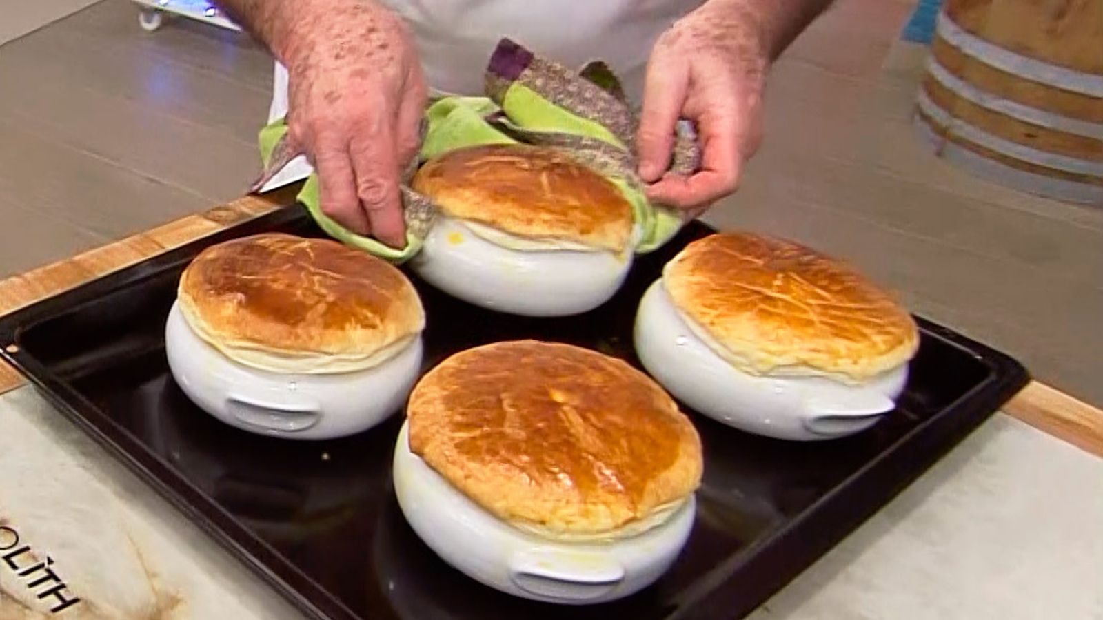 KARL66770321 sopa de trufas con hojaldre receta karlos arguinano paso5 KARL66770321 sopa de trufas con hojaldre receta karlos arguinano paso5