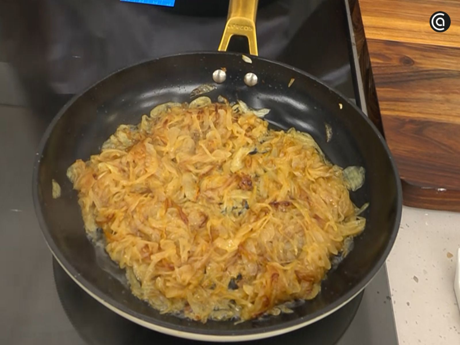 La cebolla, ya muy melosa, se retira de la sartén una vez evaporado el vino para incorporarla al final.