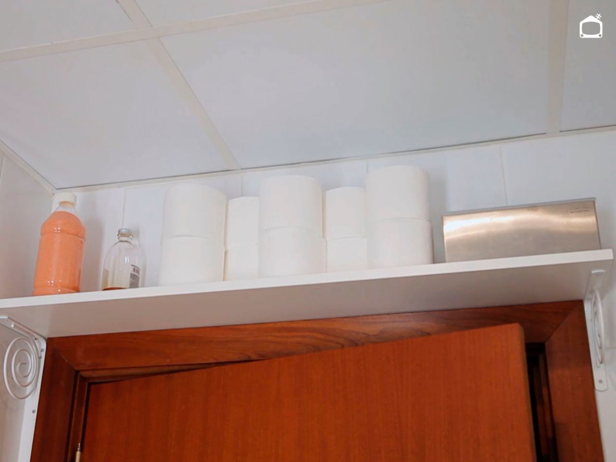 Balda sobre la puerta.