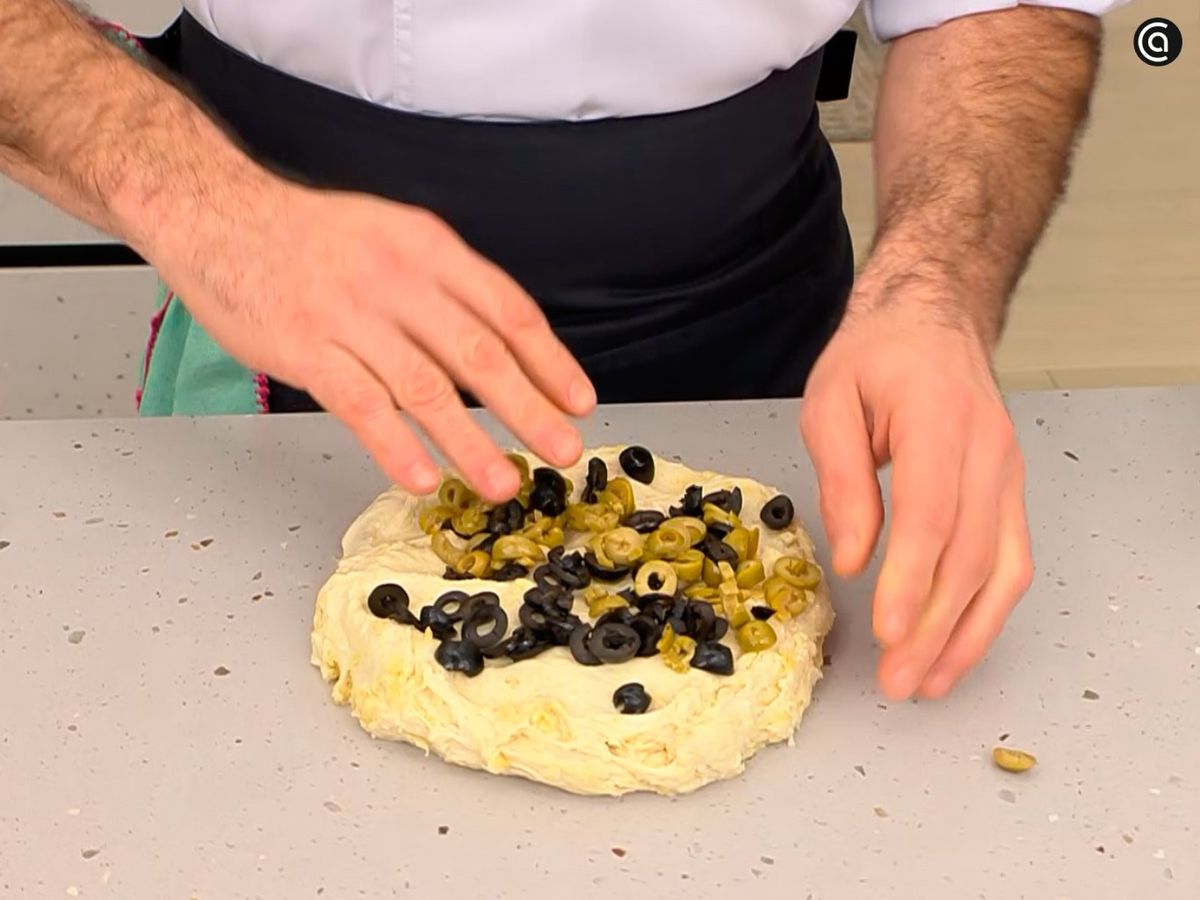 Integra las aceitunas en la masa y déjala fermentar