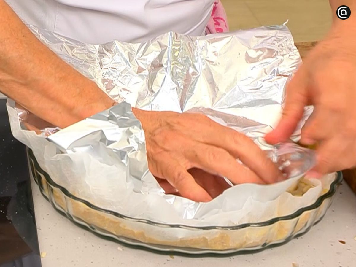 Cubre la tarta con papel de aluminio y llévala al horno