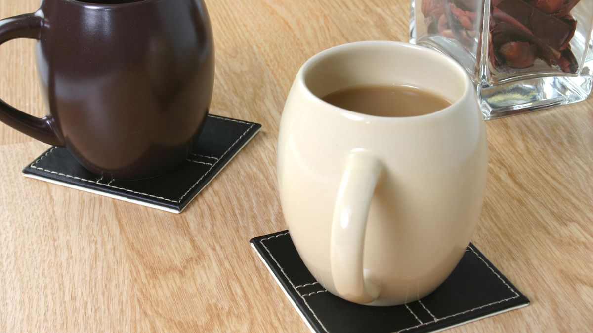 Las tazas o vasos pueden dejar marcas permanentes de humedad en la madera