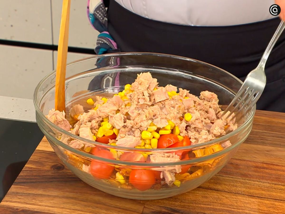 Añade el tomate, el maíz y el atún a la pasta y remueve