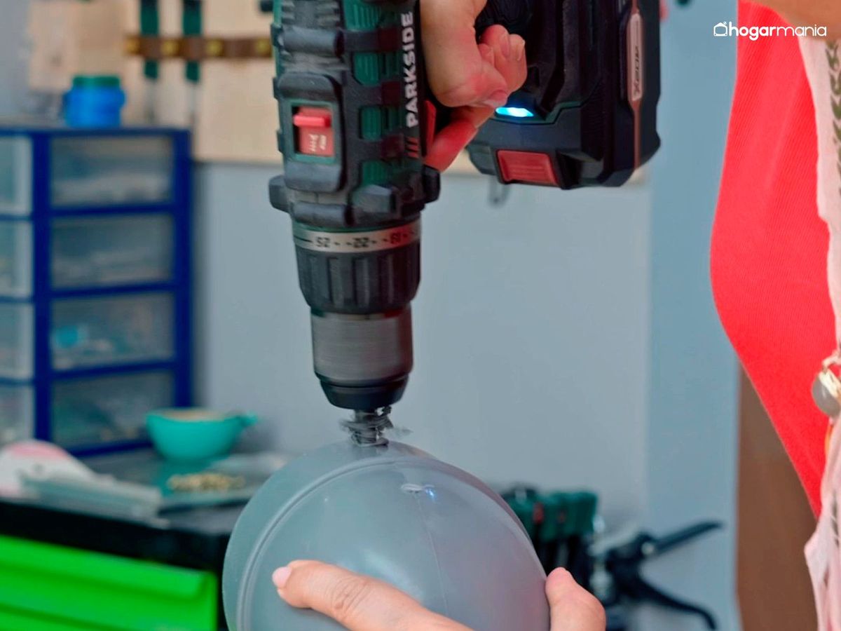 Realiza un agujero en el tubo para el cable de la lámpara con tubería