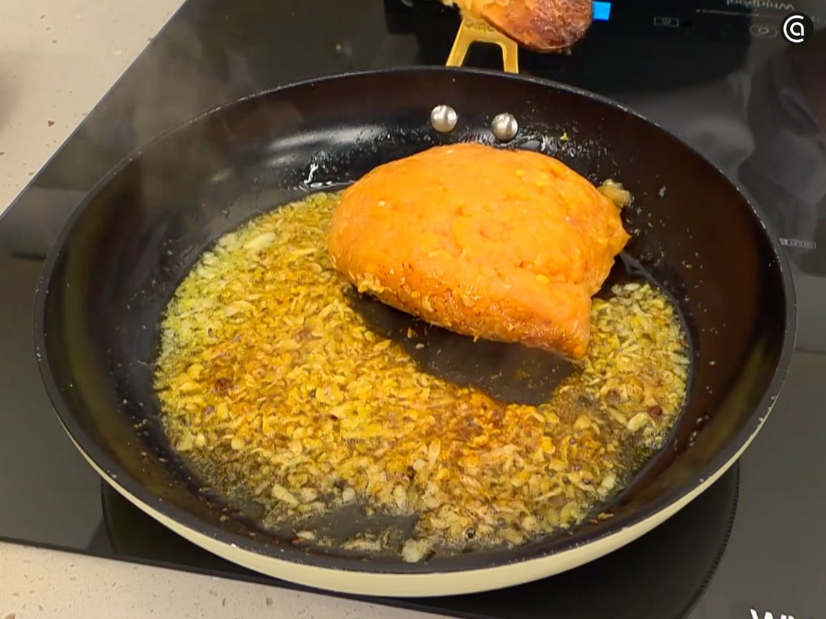 En una sartén, cocina el pollo con las especias