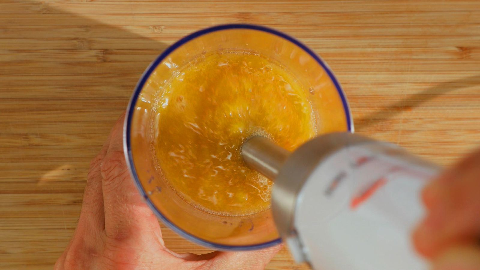 Bate la mezcla Receta de mousse de melocotón con nata paso 3