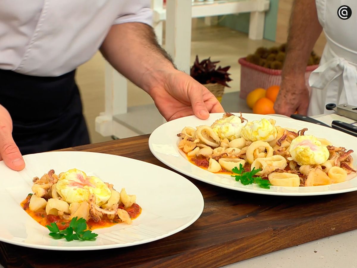 Decora los chipirones crujientes con piquillos y huevo poché con perejil