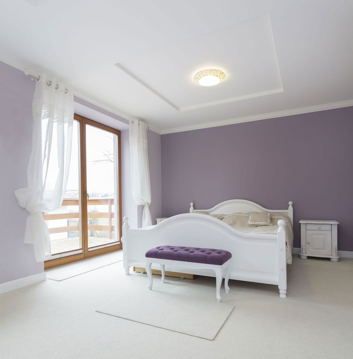 Dormitorio luminoso y amplio en blanco y morado 4