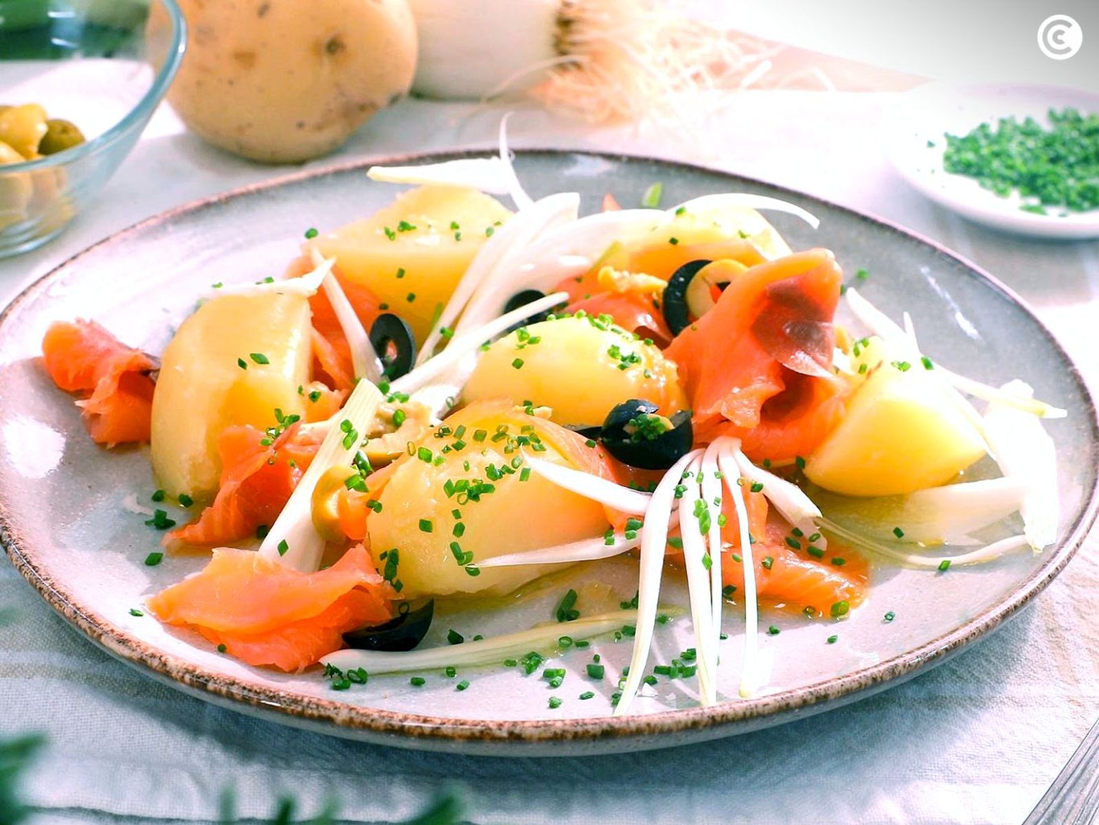 Ensalada de salmón ahumado con patatas