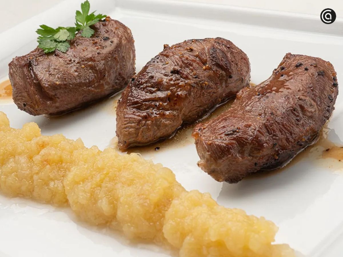 Un guiso meloso que se realza con la frescura de la manzana, ideal para los amantes de la cocina tradicional.