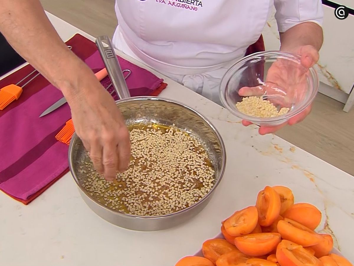 Prepara un caramelo y añade las almendras en grano
