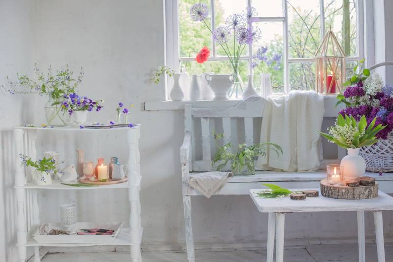 Rincón acogedor en la ventana decorado con cerámica y plantas. Rincón acogedor en la ventana decorado con cerámica y plantas.