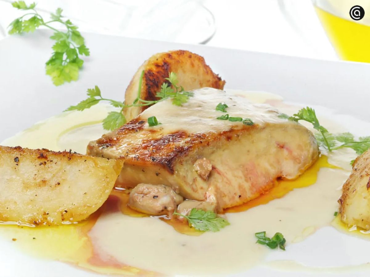 Foie asado con manzanas, un clásico donde la acidez de la fruta equilibra la grasa.