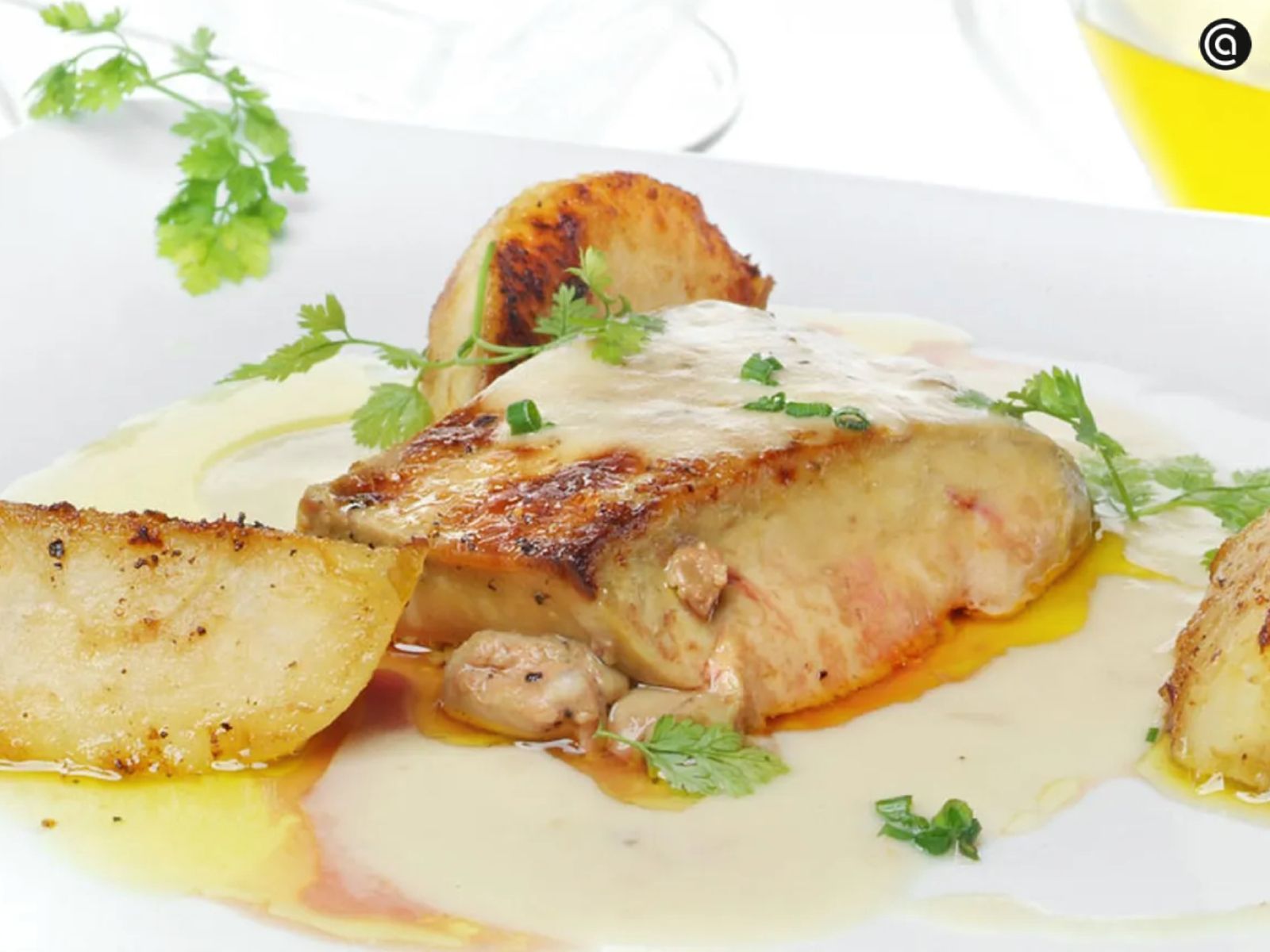 Foie asado con manzanas, un clásico donde la acidez de la fruta equilibra la grasa.