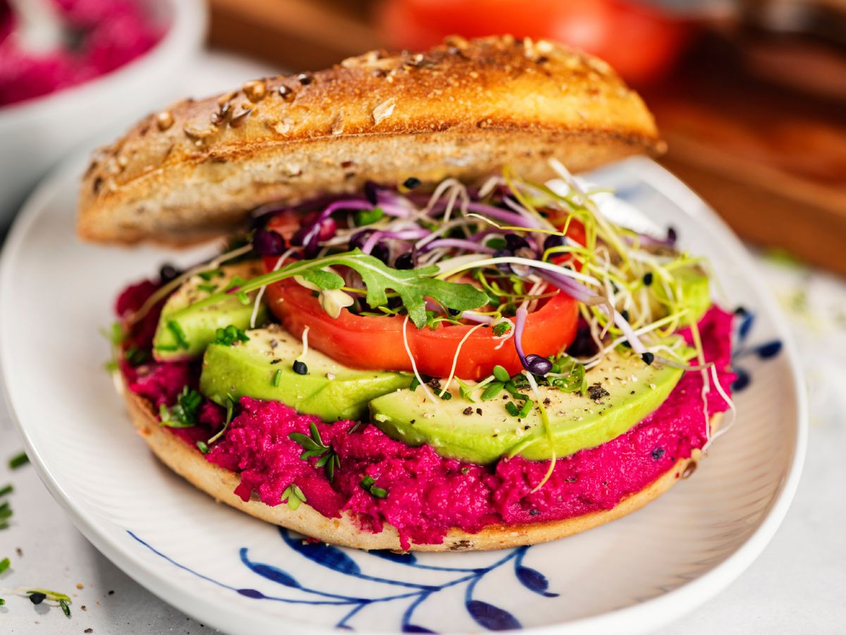 Opciones veganas como los bocadillos con hummus y aguacate muestran la versatilidad de las proteínas vegetales.