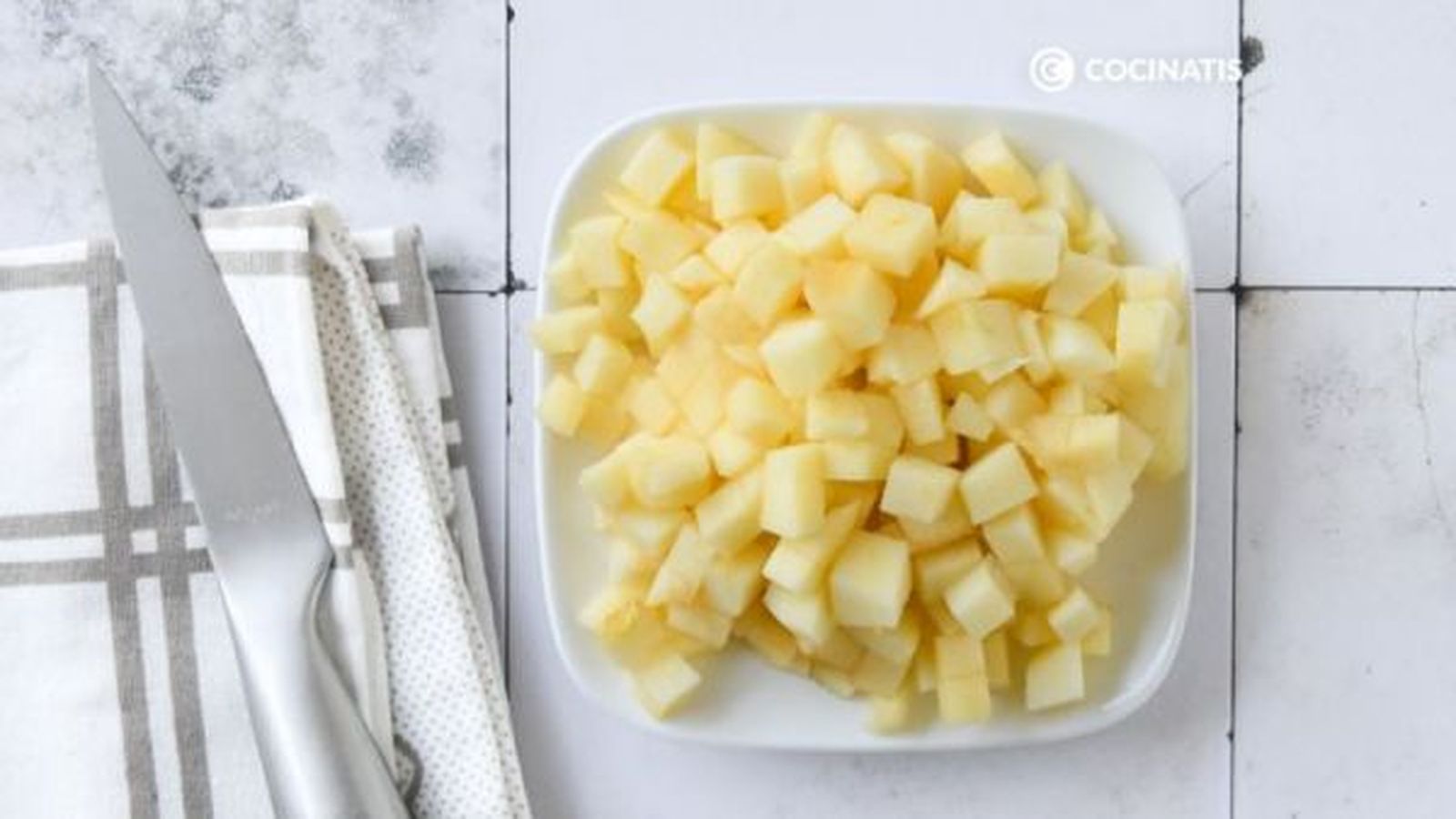Cortamos la manzana pelada en dados pequeños Cortamos la manzana pelada en dados pequeños