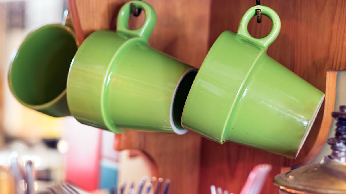 Opta por colocar las tazas en ganchos, sin apilarlas