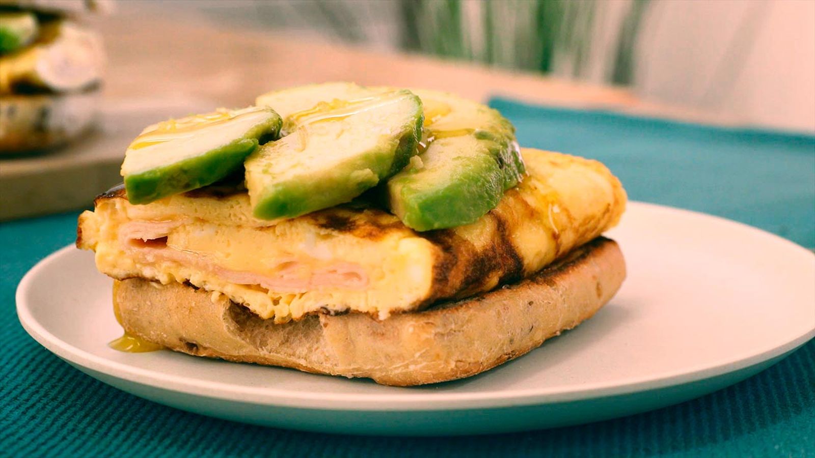 Bocadillo de tortilla, aguacate y pavo Bocadillo de tortilla, aguacate y pavo