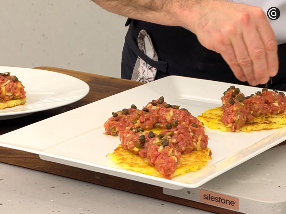 Se coloca la base de patata y se forma el tartar con ayuda de dos cucharas antes de terminar con alcaparras y perejil.
