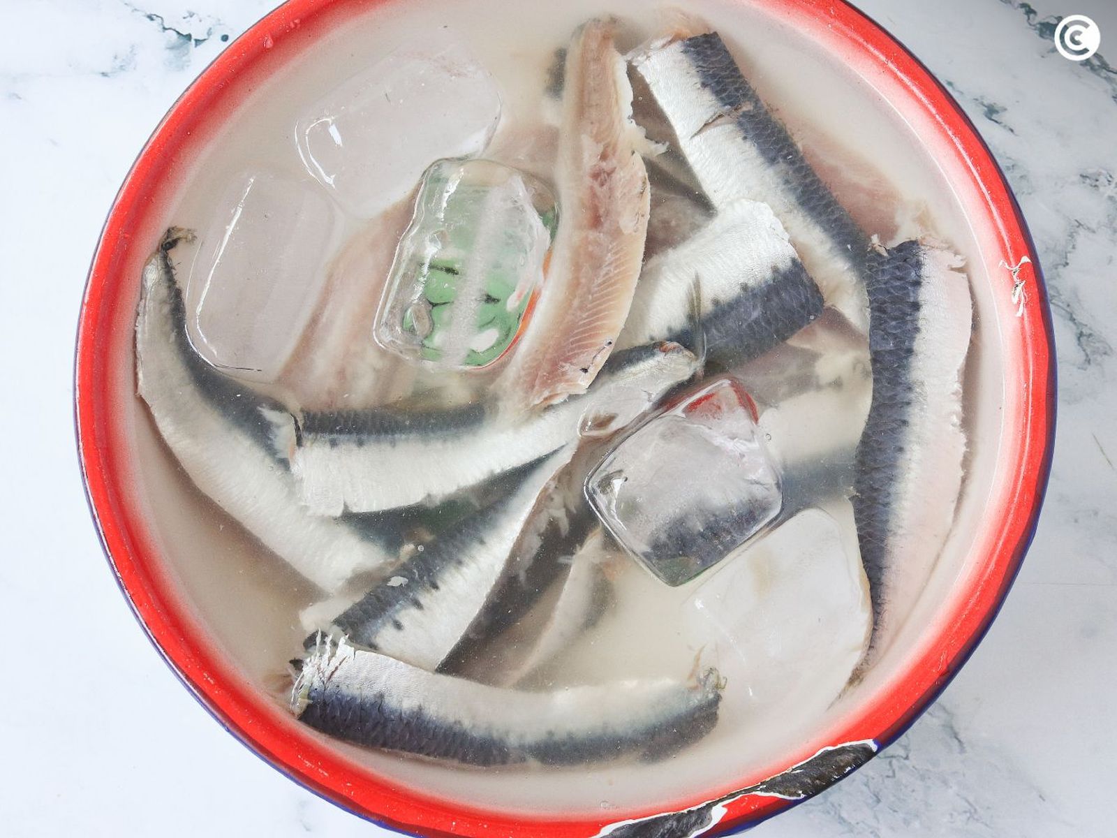 Limpiar bien las sardinas antes de prepararlas en salazón Limpiar bien las sardinas antes de prepararlas en salazón