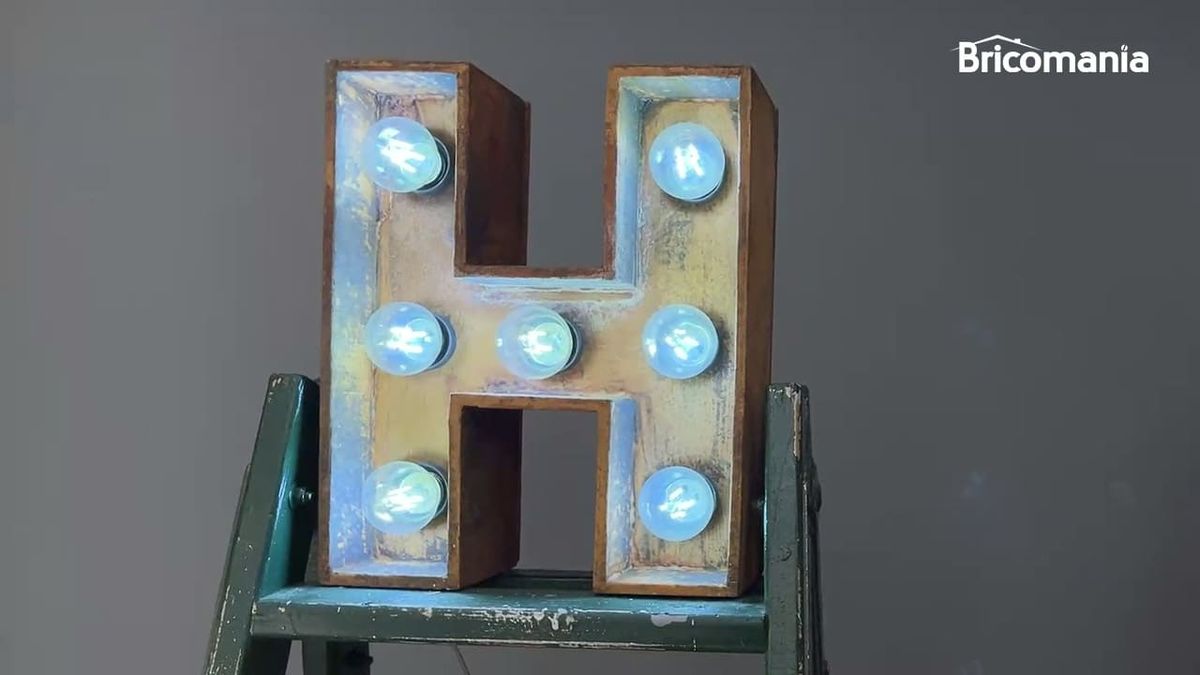 Letra de madera luminosa