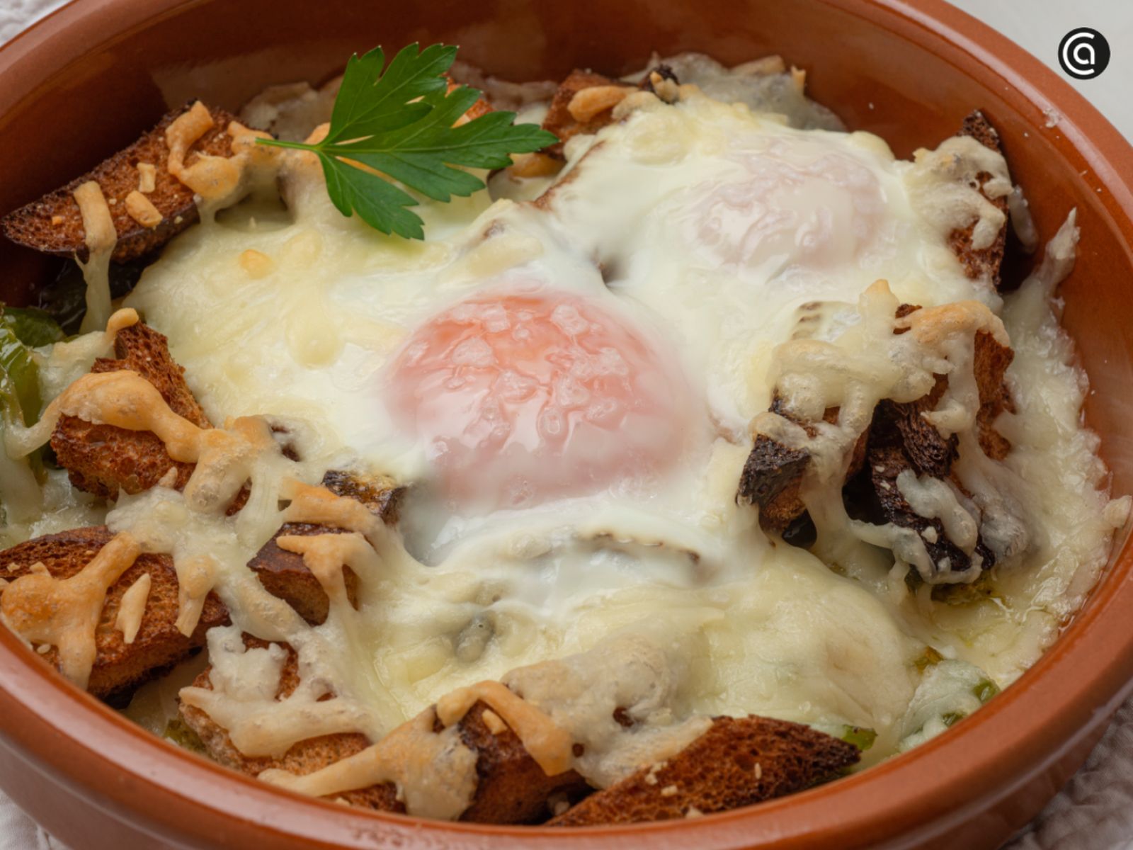 Los huevos Napoleón combinan capas de ingredientes y se gratinan para lograr un bocado festivo. Los huevos Napoleón combinan capas de ingredientes y se gratinan para lograr un bocado festivo.