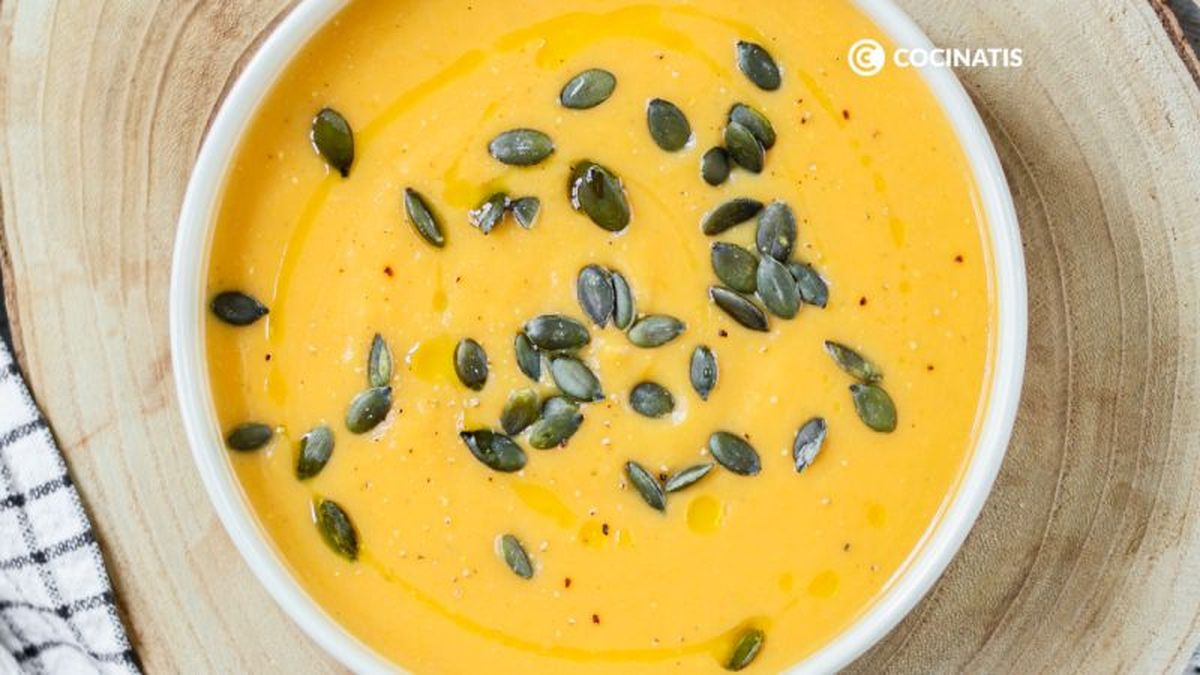 Plato de crema de calabaza y manzana