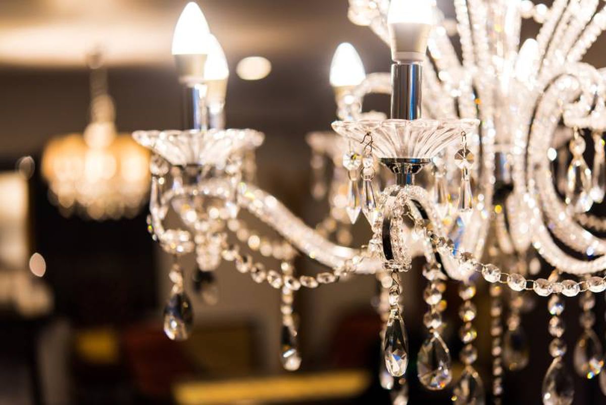 Lámpara de lágrimas de cristal elegante.