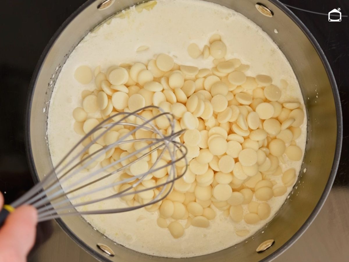 En un cazo, mezcla la nata con la mantequilla y luego añade el chocolate blanco