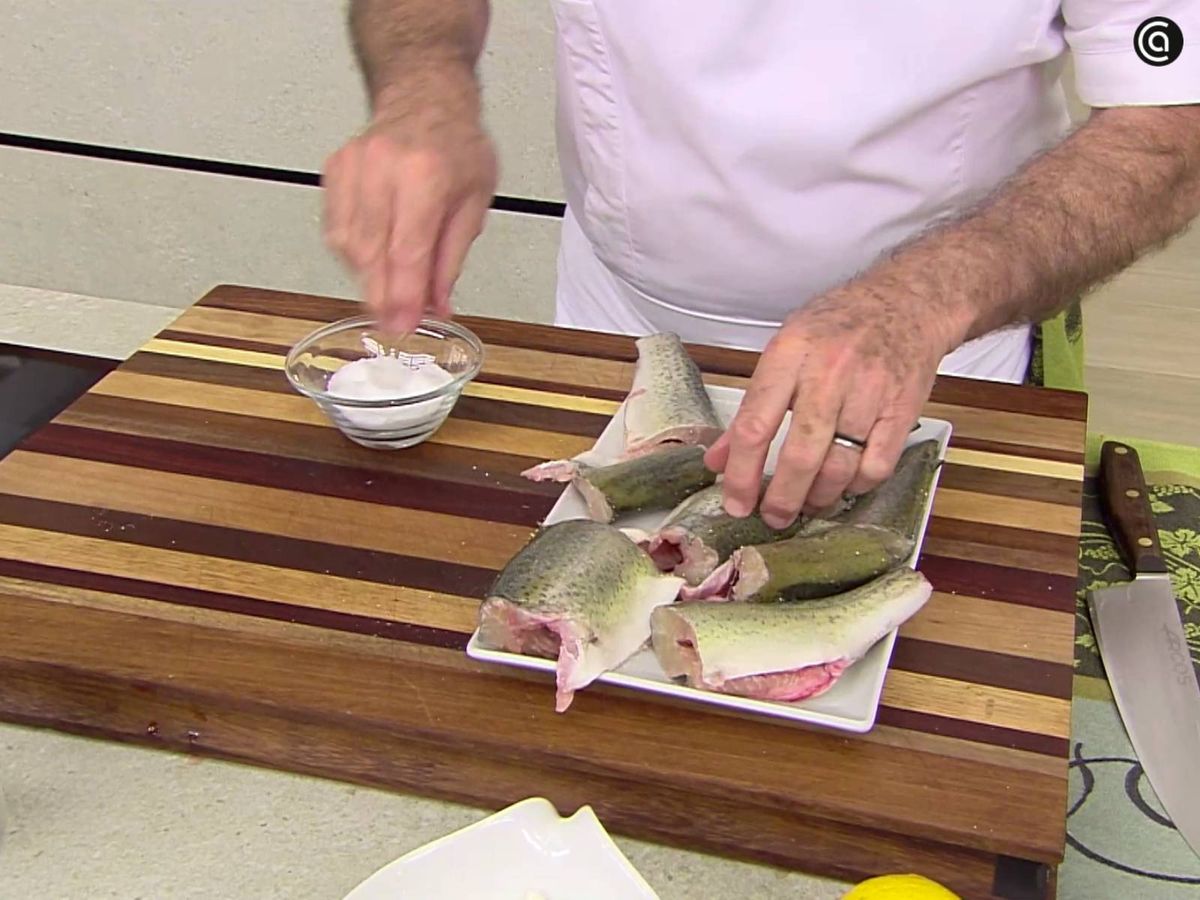 Corta y salpimienta las truchas