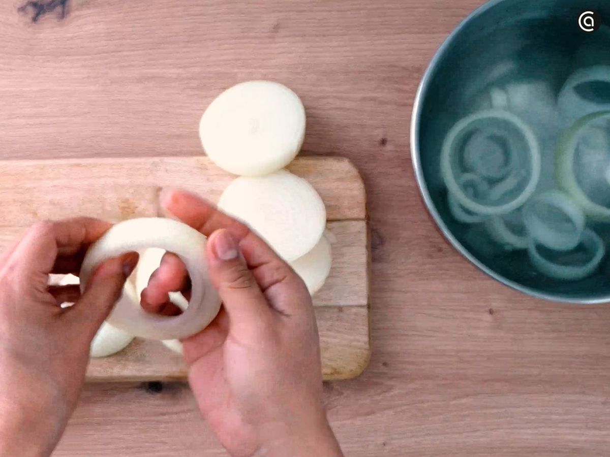 Separa los aros con las manos