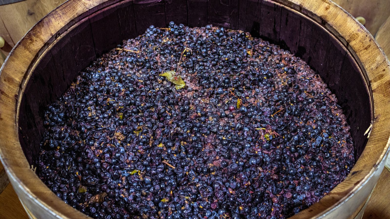 Tradicionalmente se dejaba el vino en contacto con el aire para que las bacterias actuaran lentamente en toneles de madera