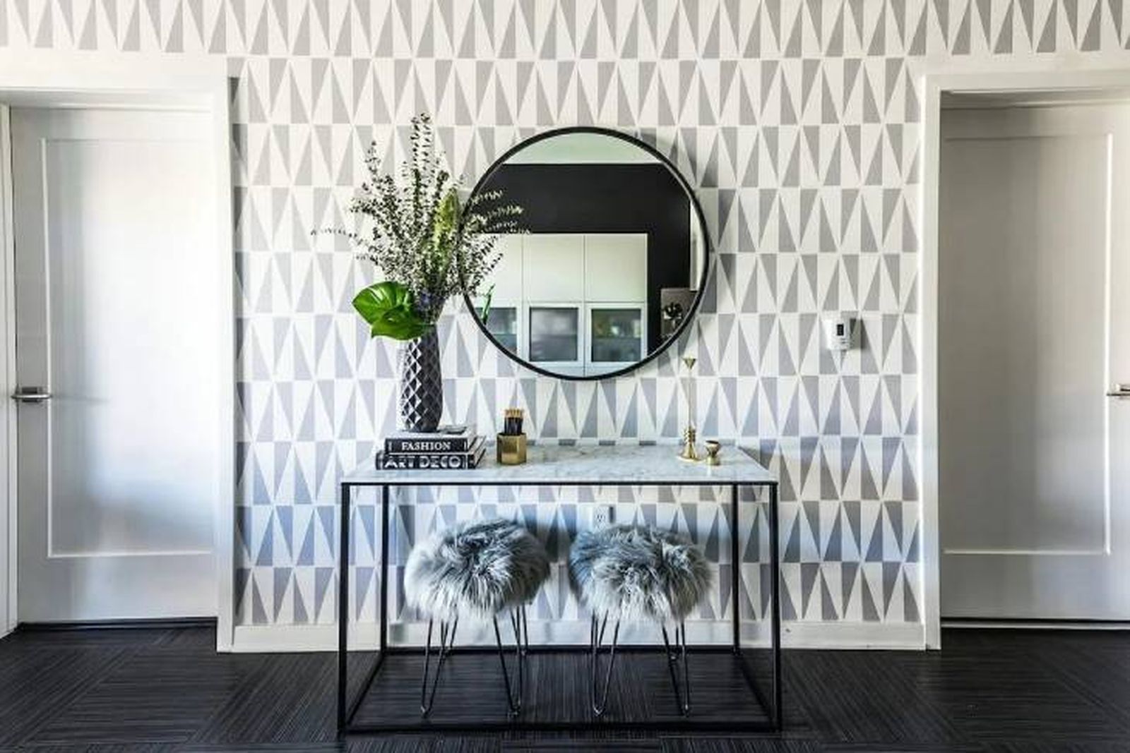 Decorar el pasillo con papel pintado, ideas y consejos para acertar 9