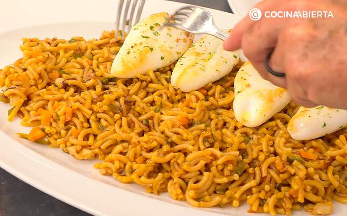 Divide los fideos en 4 platos y coloca un par de calamares en cada uno