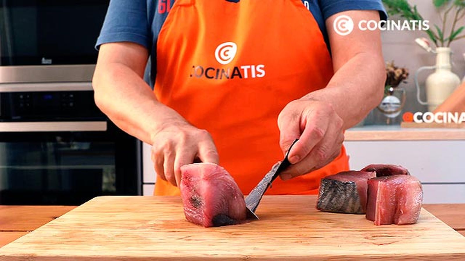 Retira la espina central y la piel del bonito Receta de bonito en escabeche paso 1