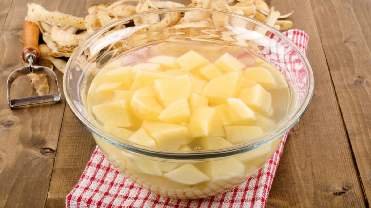 Patatas peladas en agua