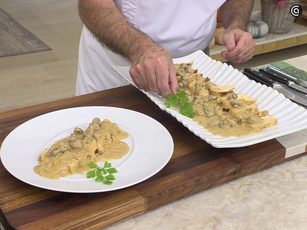 Corta las pechugas en rodajas finas y acompaña con la salsa