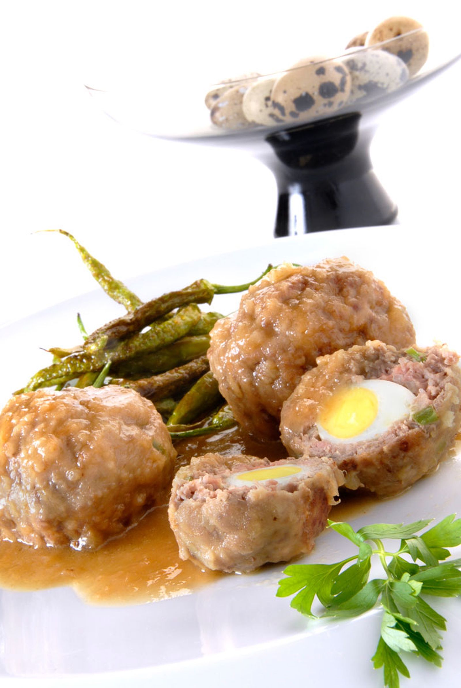 Albóndigas con huevo de codorniz