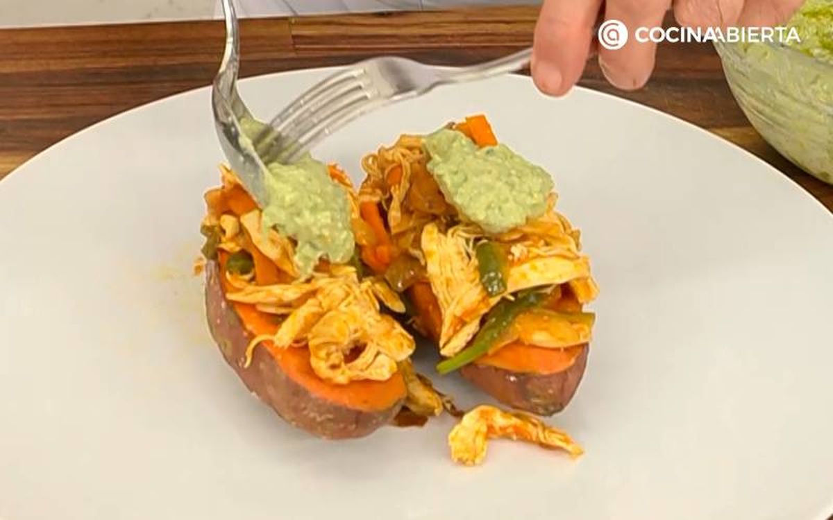 Elaboración de la receta de boniato con pollo y verduras -