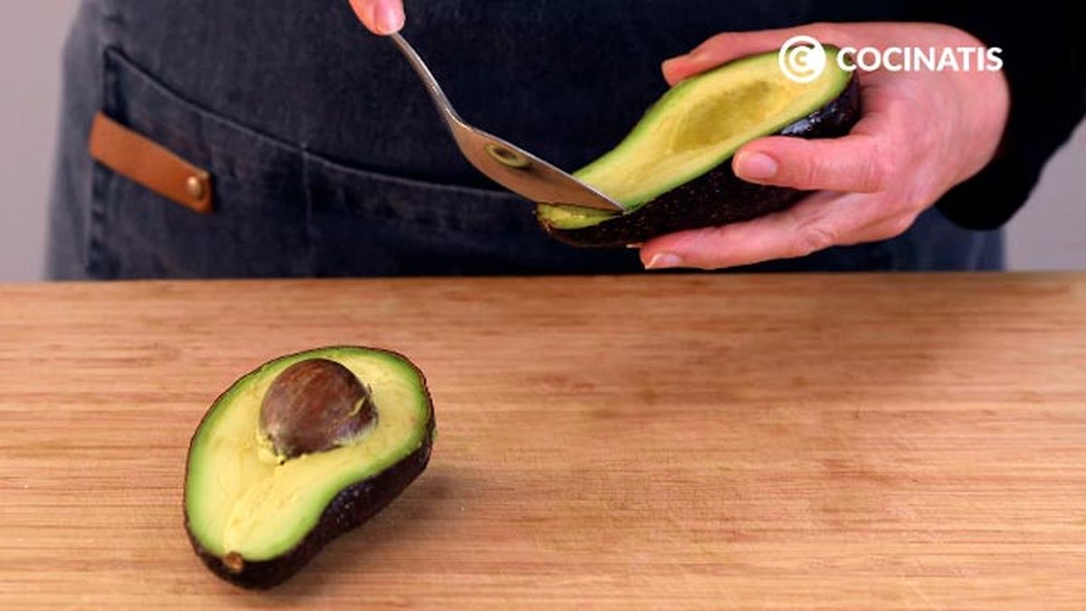 Receta de ensalada de aguacate, salmón y gambas  paso 1